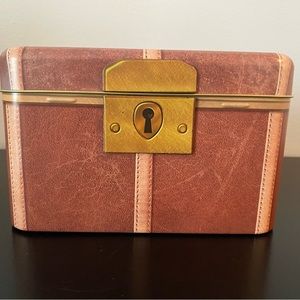 Harry Potter Trunk with wand! Wand is magnetic.